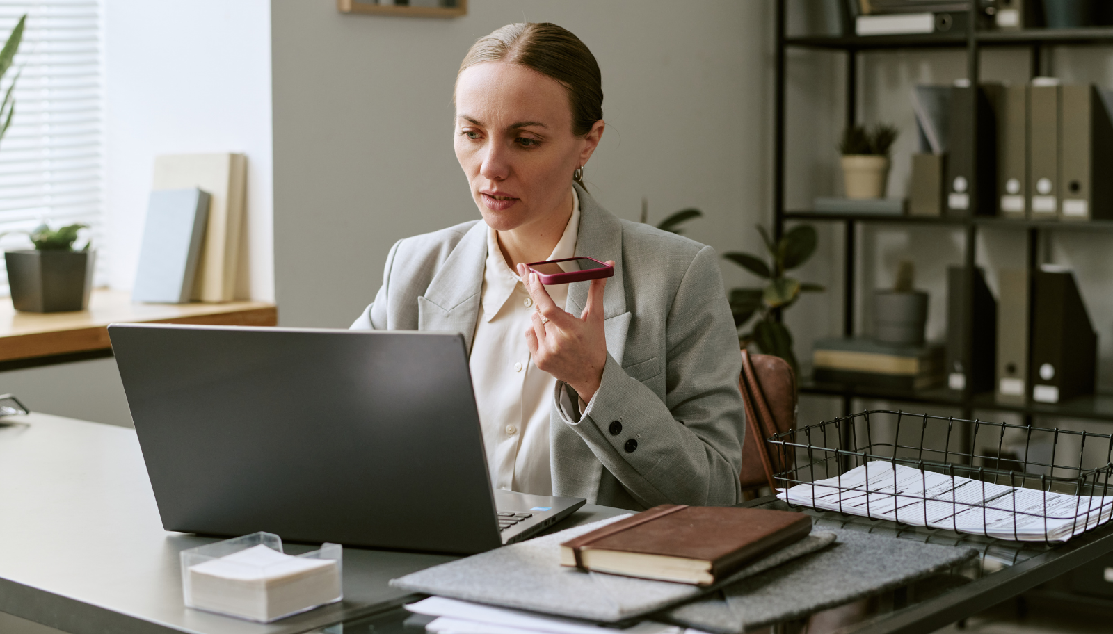 Sales professional capturing a conference conversation as a voice note between sessions.